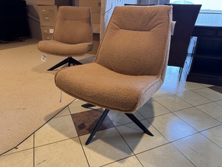 Fauteuil, cognac stof, zwart metalen onderstel